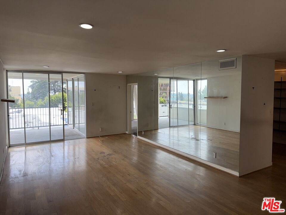 1550 N Laurel Ave Unit: 301