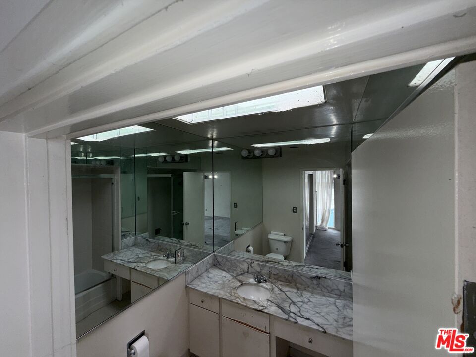 1550 N Laurel Ave Unit: 301