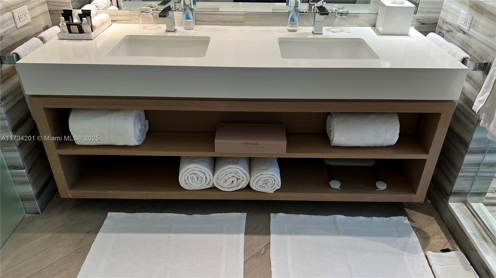 2201 Collins Ave # 1102