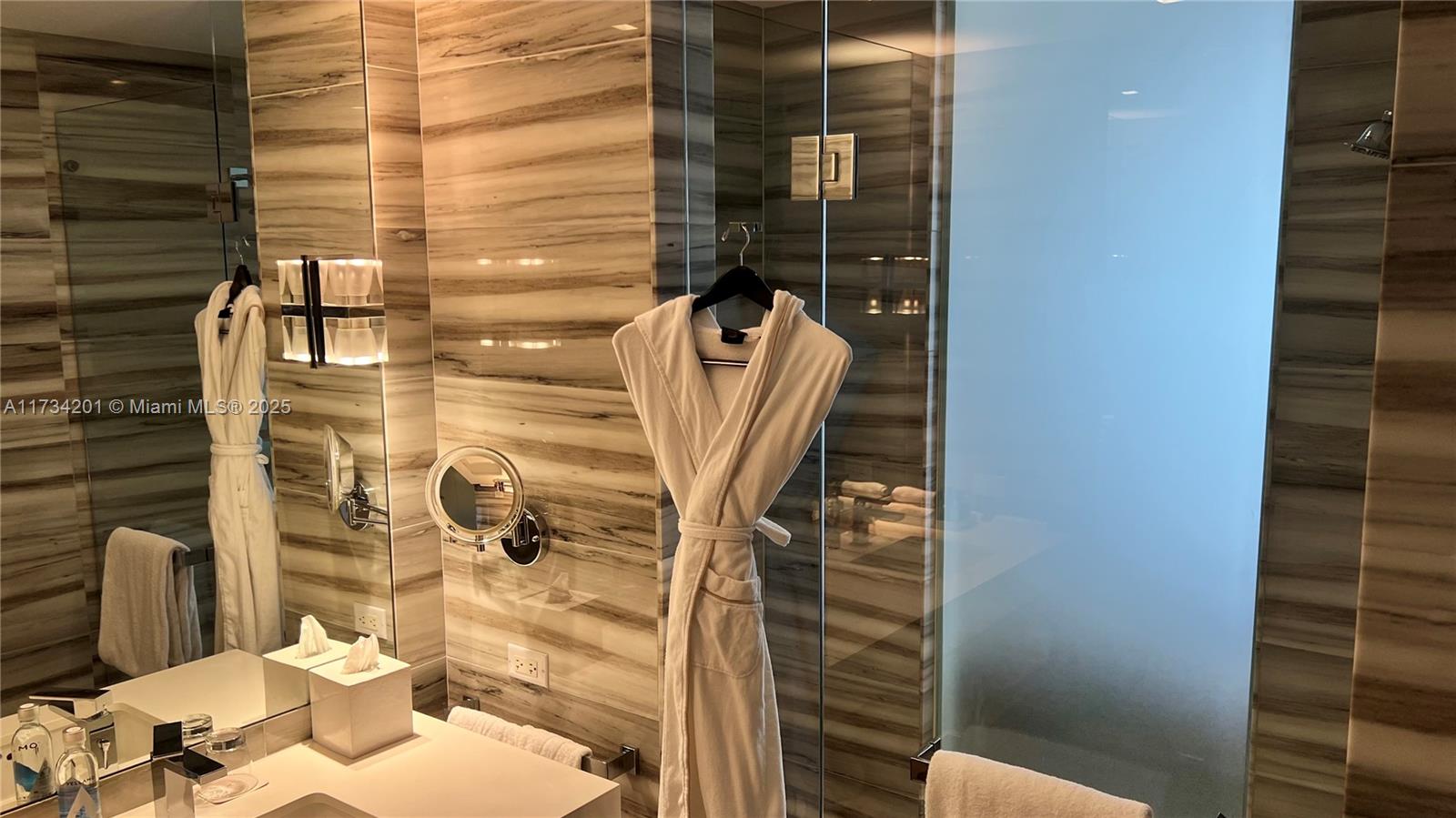 2201 Collins Ave # 1102