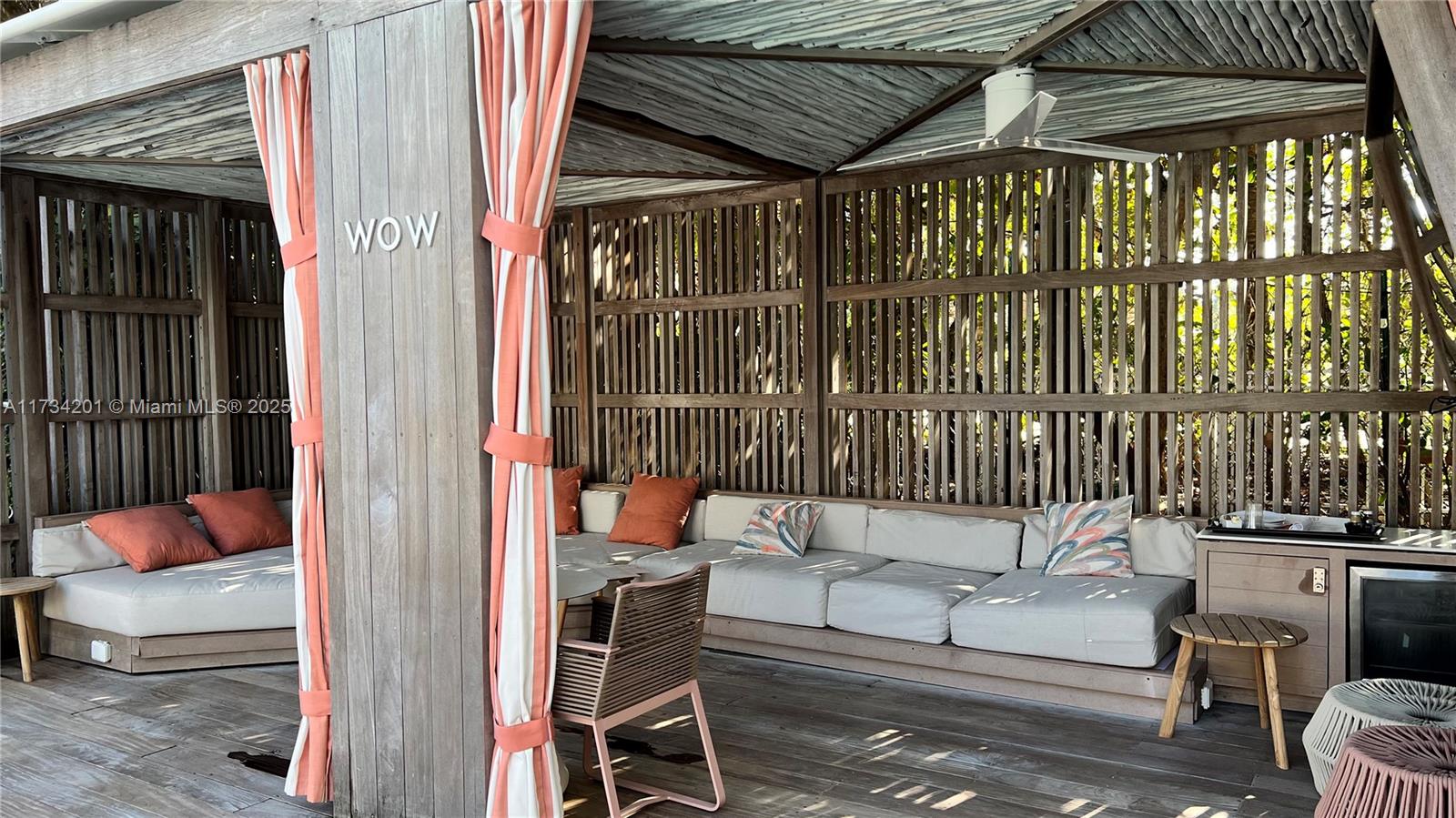 2201 Collins Ave # 1102