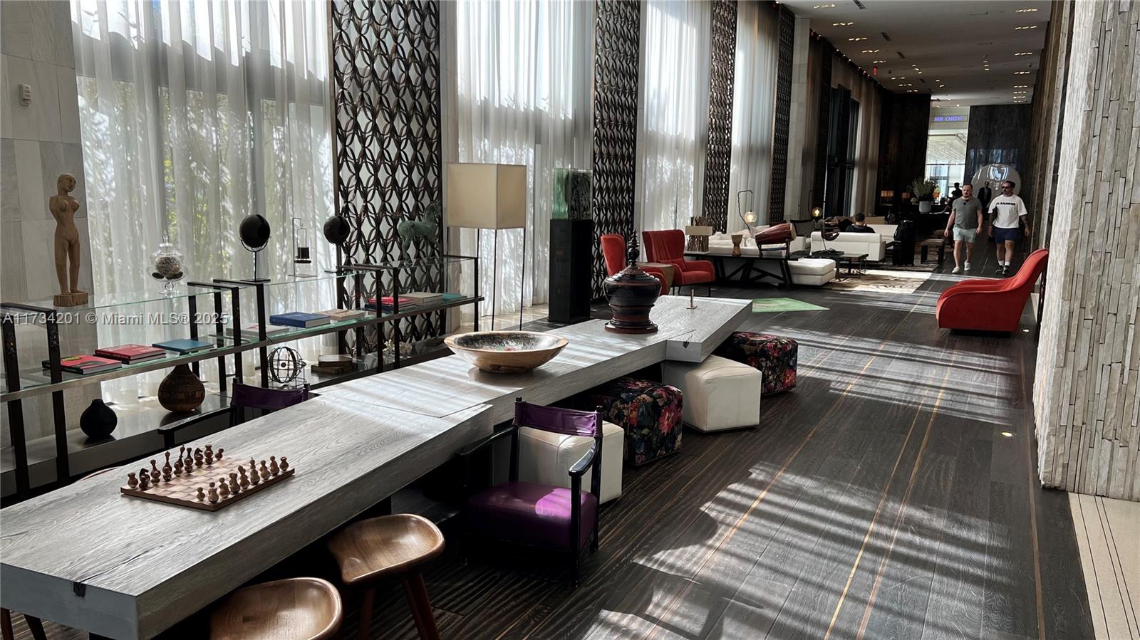 2201 Collins Ave # 1102