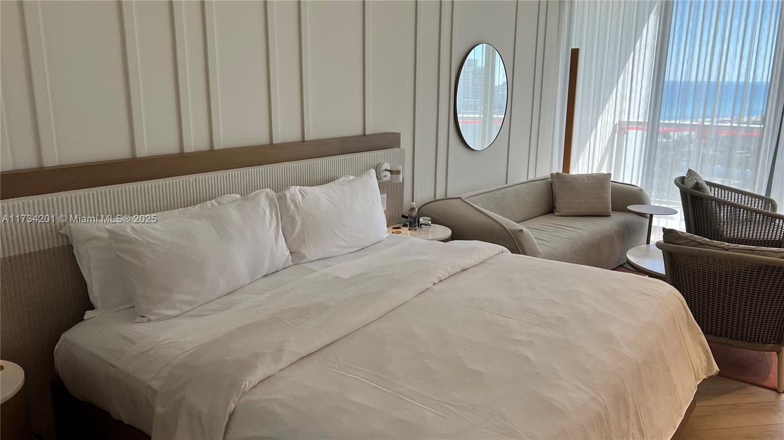 2201 Collins Ave # 1102