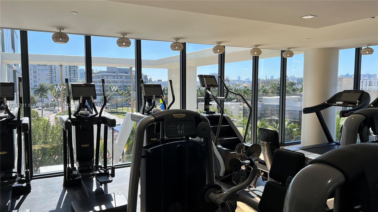 2201 Collins Ave # 1102