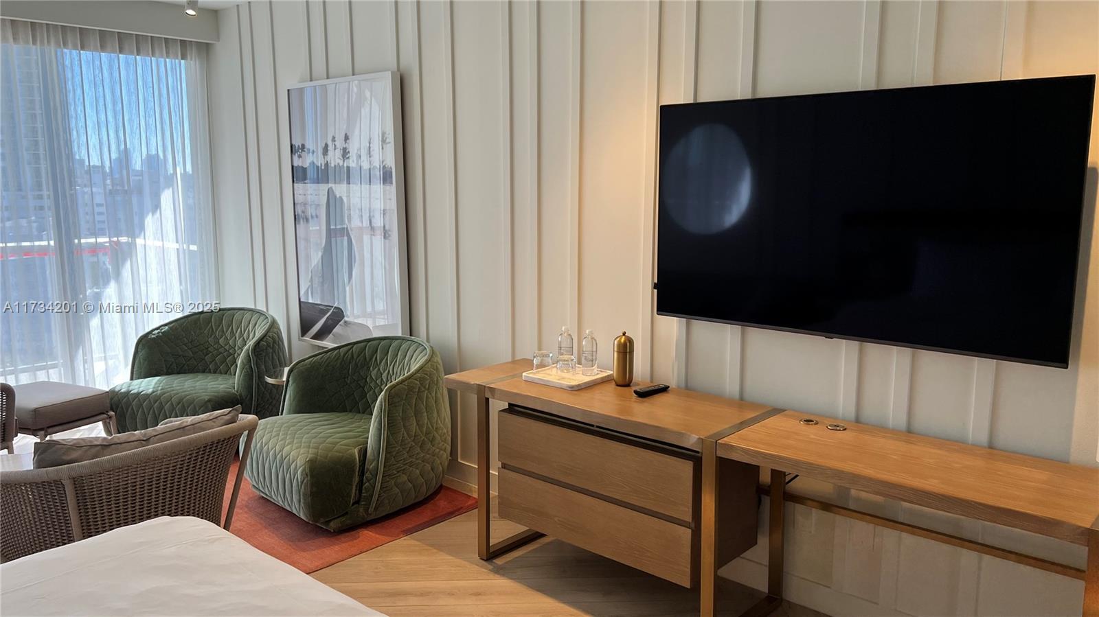 2201 Collins Ave # 1102