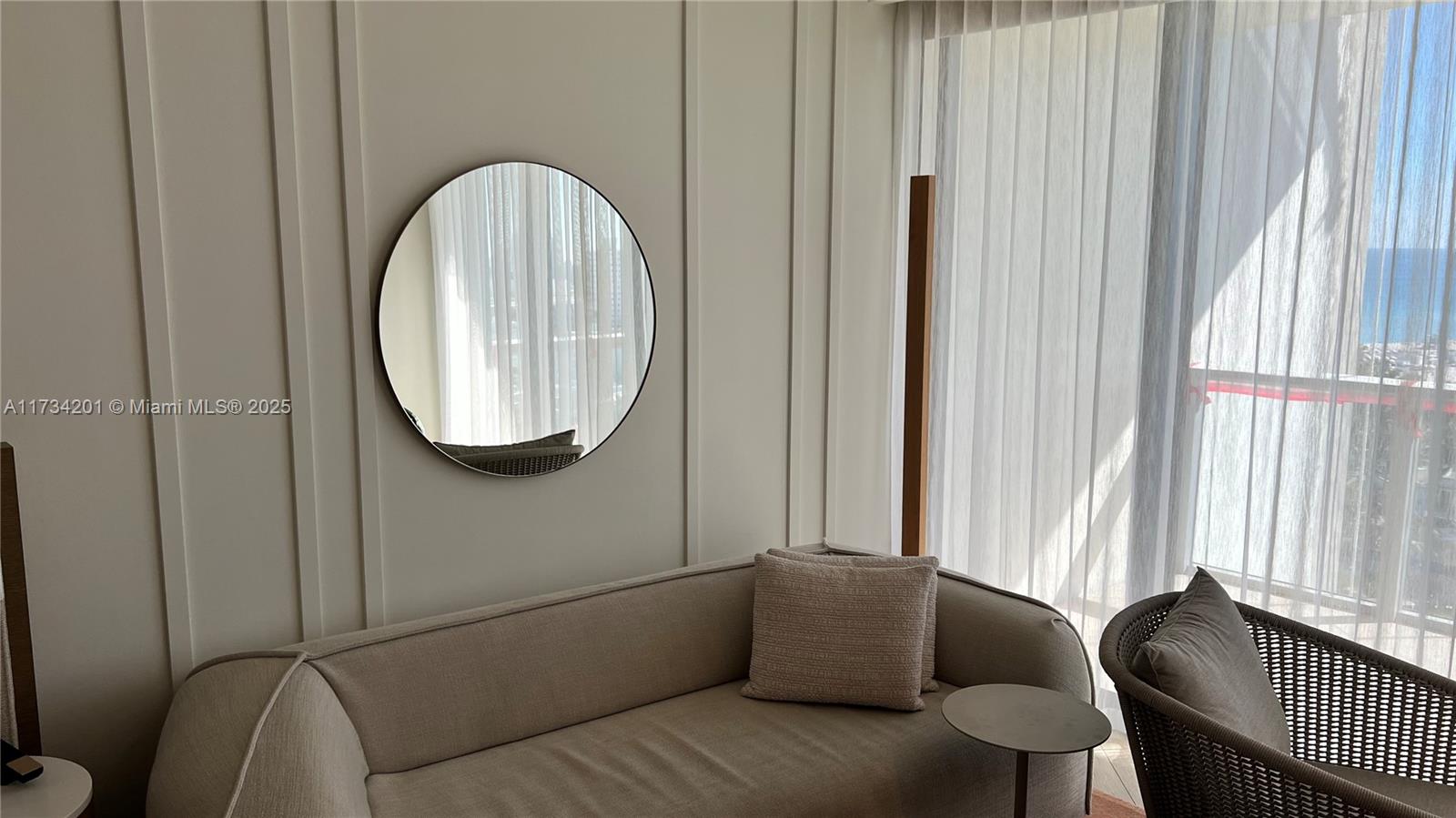 2201 Collins Ave # 1102