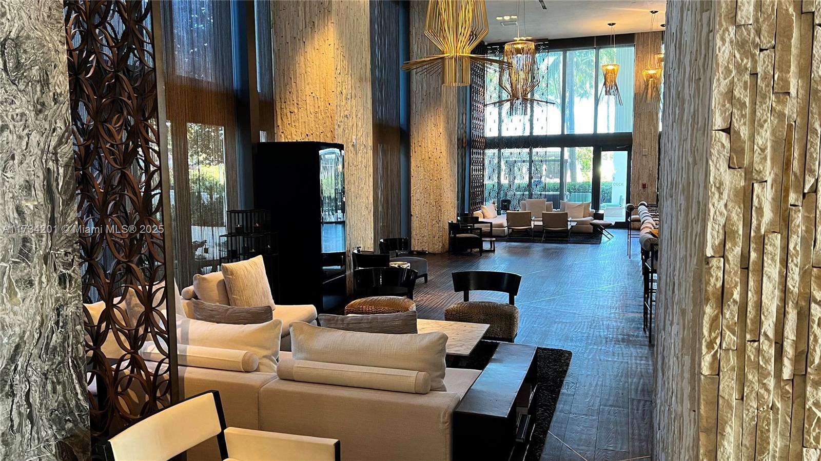 2201 Collins Ave # 1102