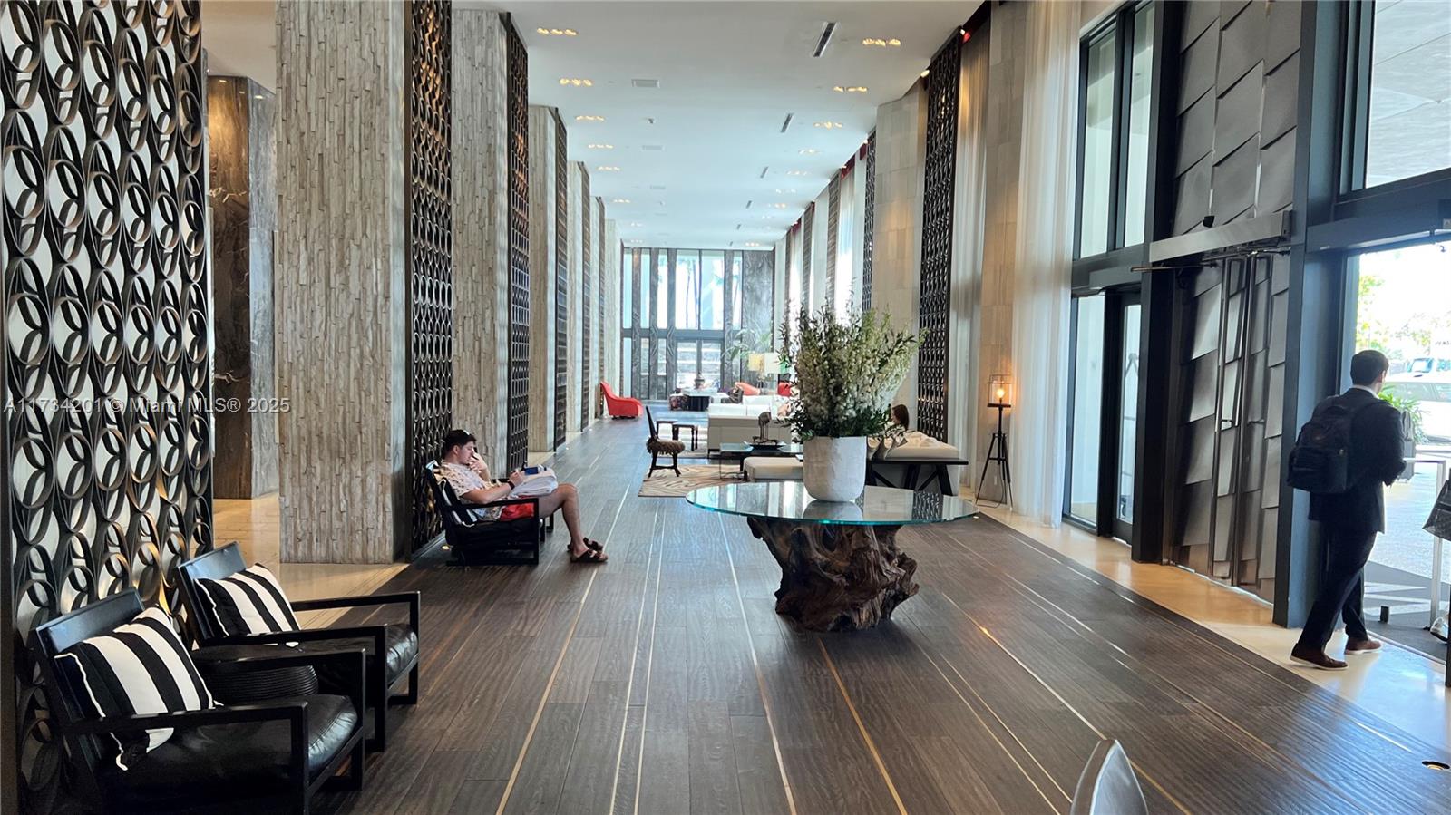 2201 Collins Ave # 1102