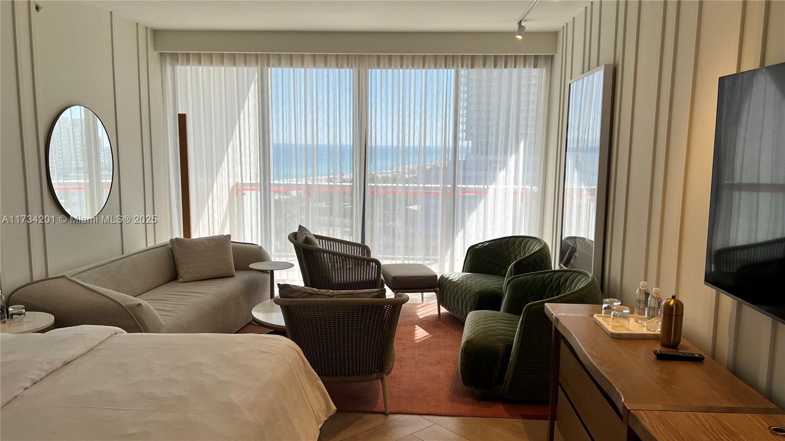 2201 Collins Ave # 1102