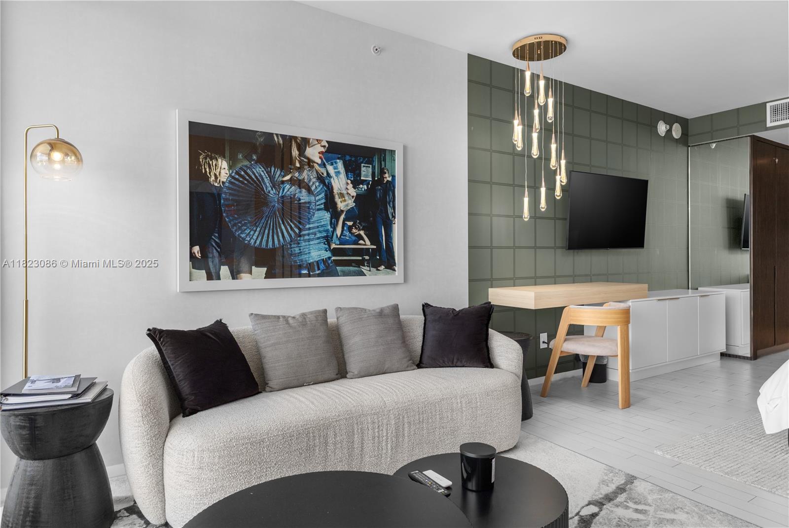 2201 Collins Ave # 1203