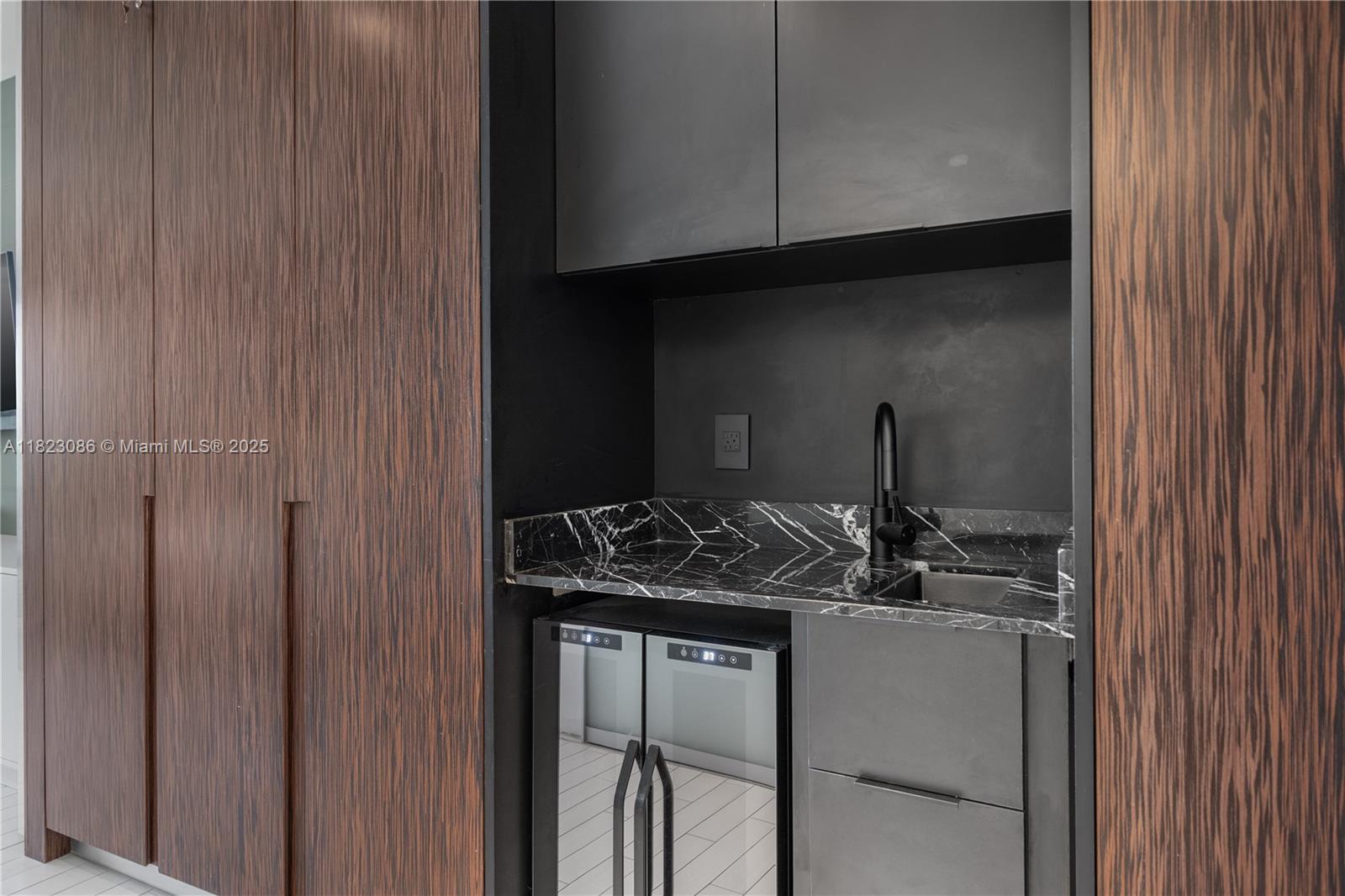 2201 Collins Ave # 1203