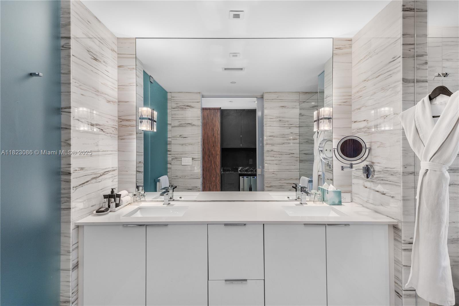 2201 Collins Ave # 1203