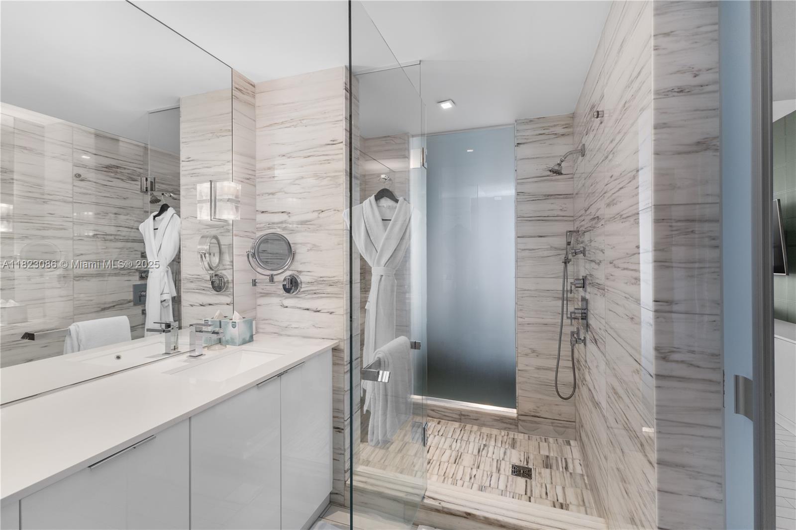 2201 Collins Ave # 1203