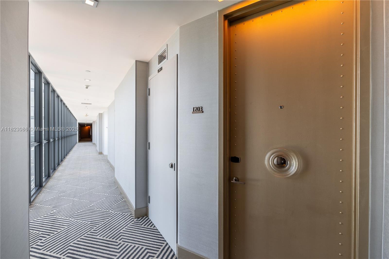 2201 Collins Ave # 1203