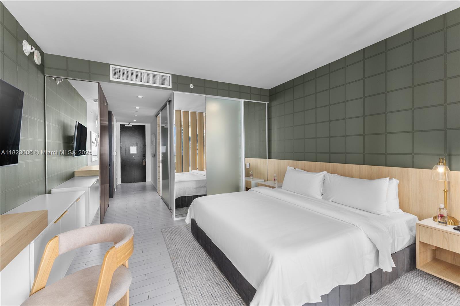 2201 Collins Ave # 1203