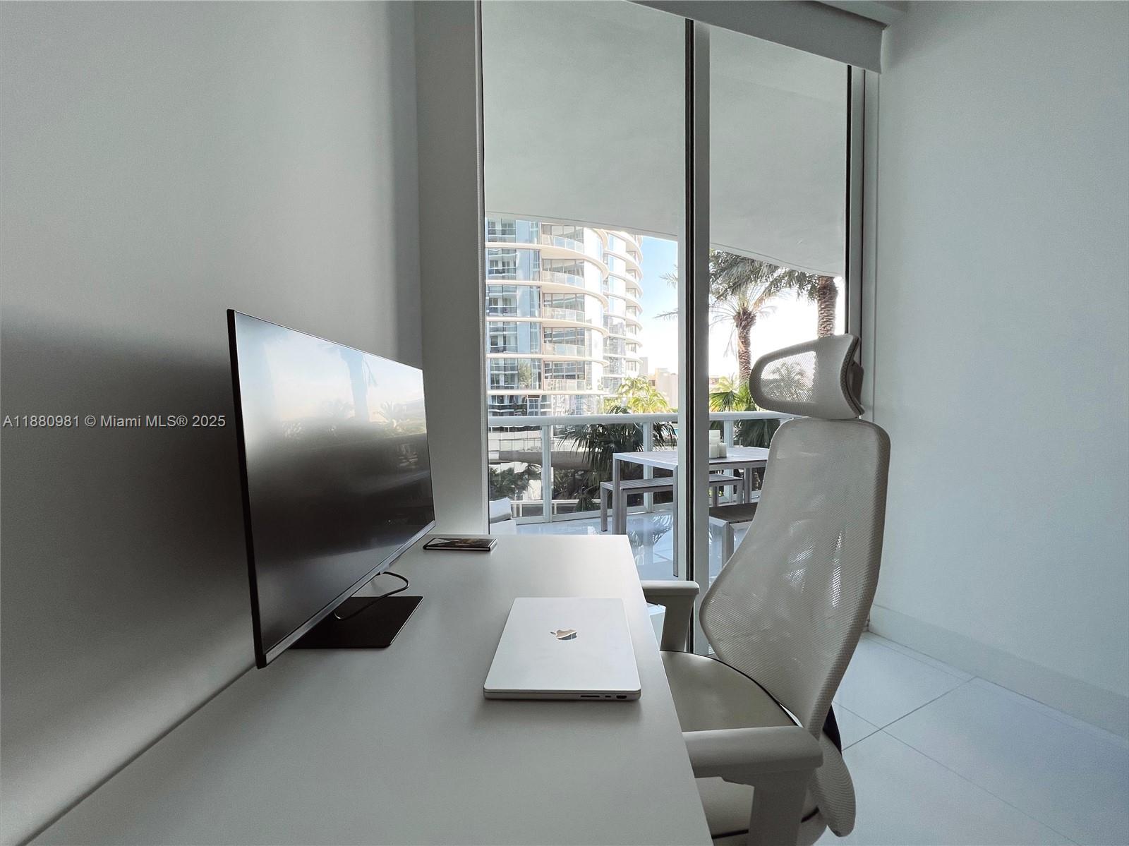 15811 Collins Ave # 507