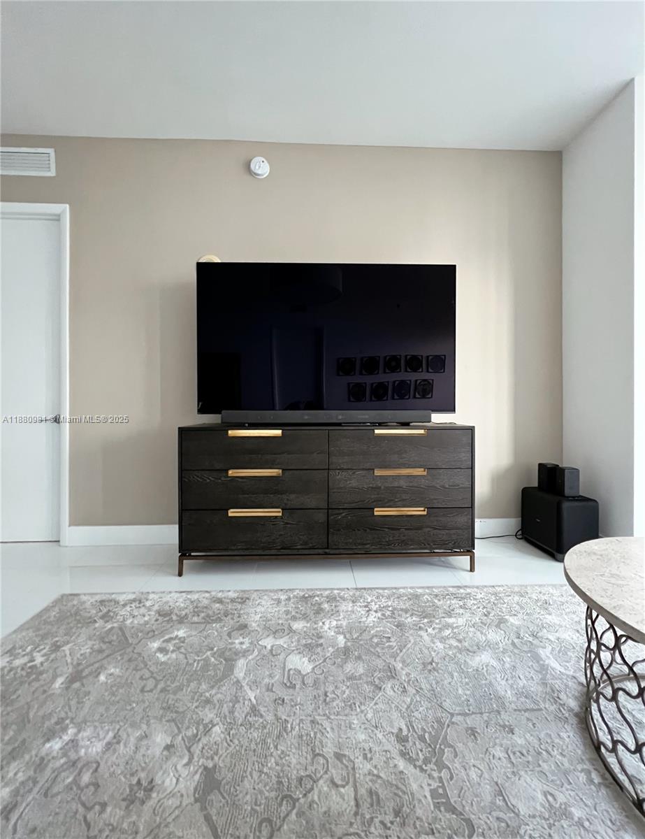 15811 Collins Ave # 507