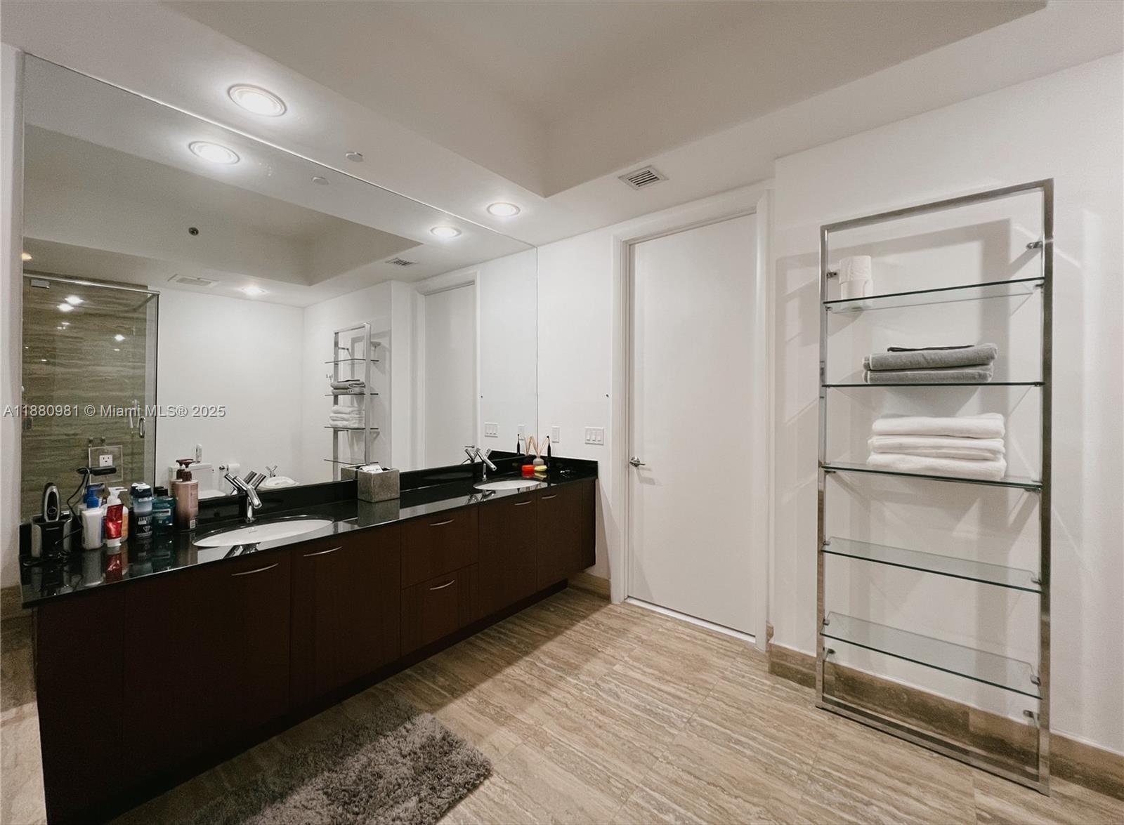 15811 Collins Ave # 507
