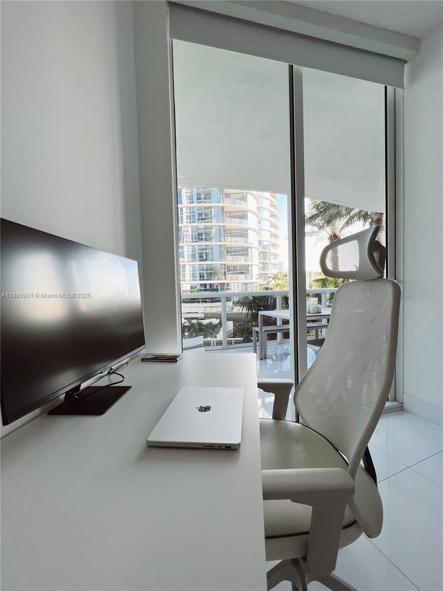 15811 Collins Ave # 507
