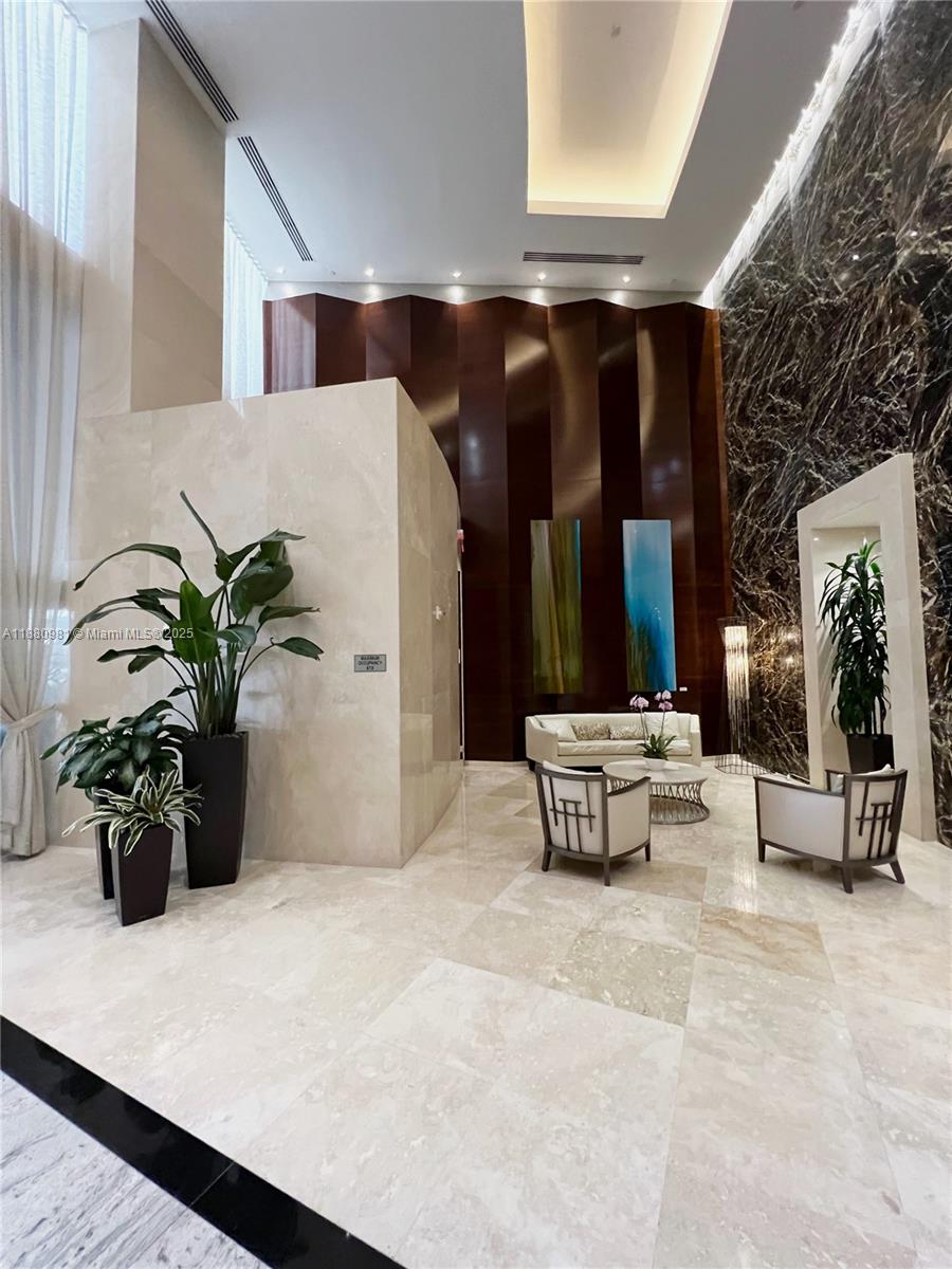 15811 Collins Ave # 507