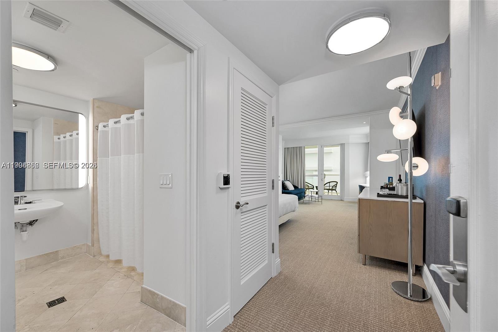 4401 Collins Ave # 902