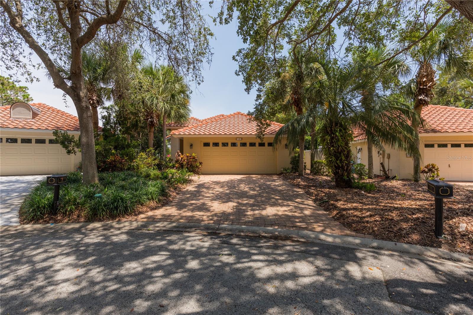 12 LAGUNA CT