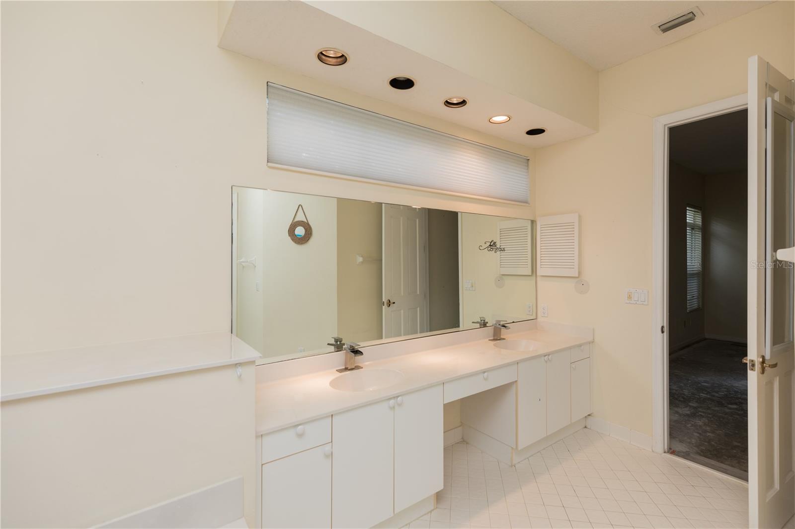 12 LAGUNA CT