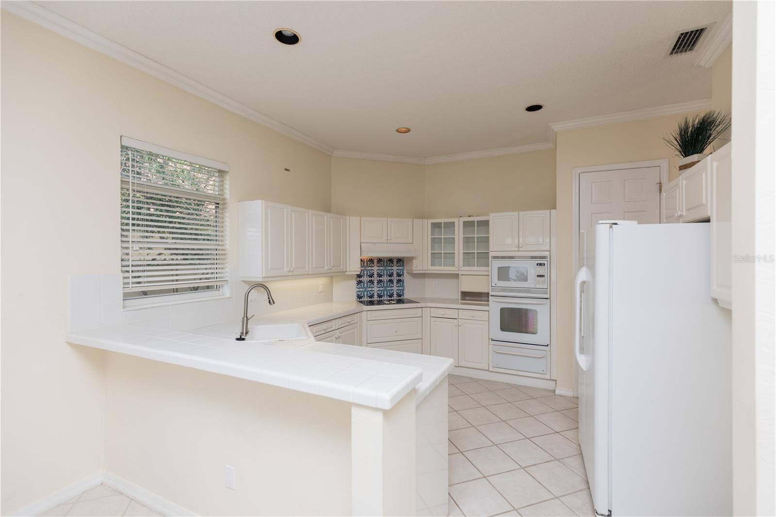 12 LAGUNA CT