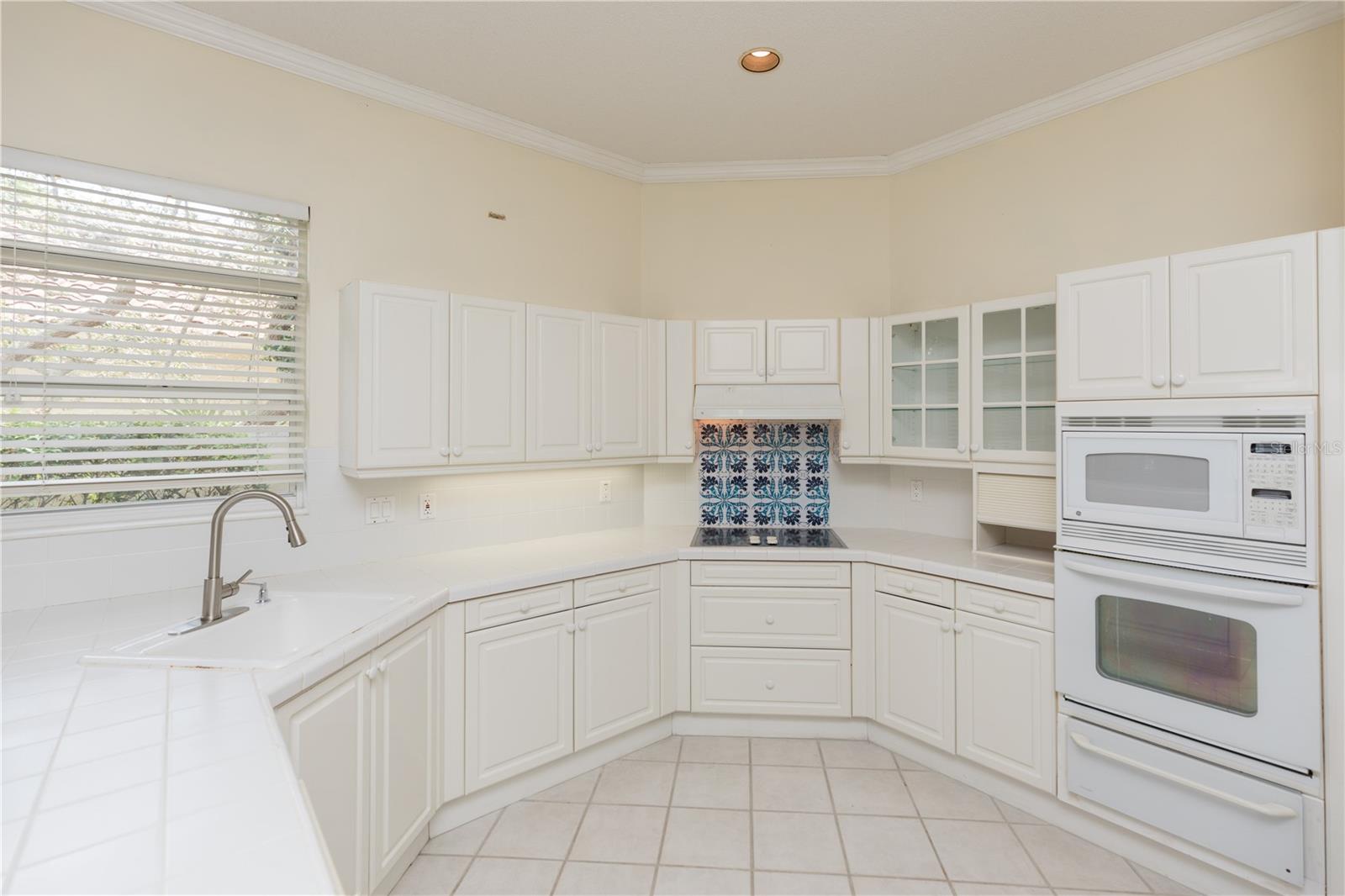 12 LAGUNA CT