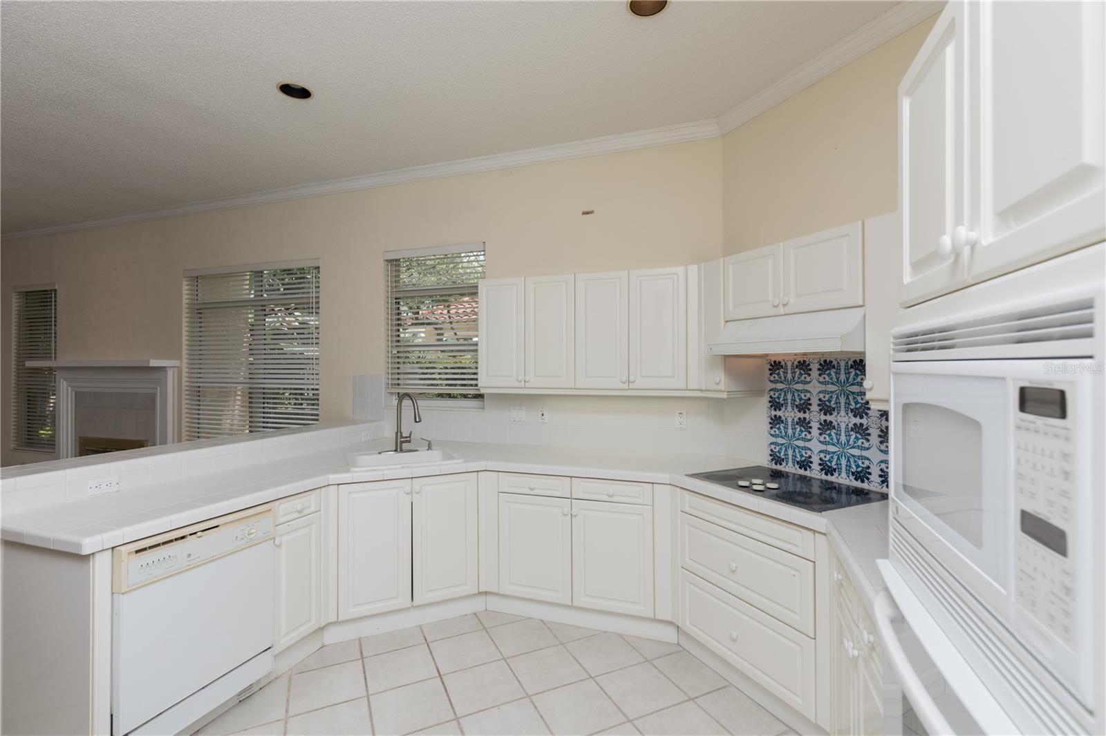 12 LAGUNA CT