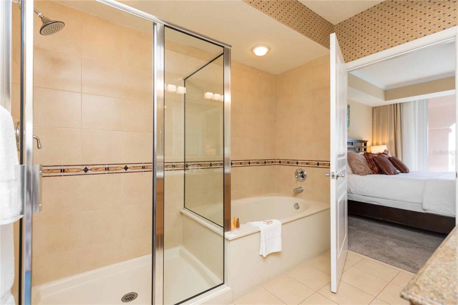 200 OCEAN CREST DR #516