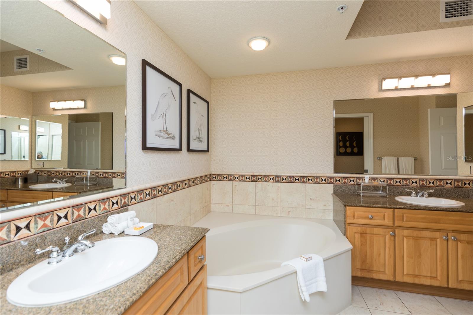 200 OCEAN CREST DR #516