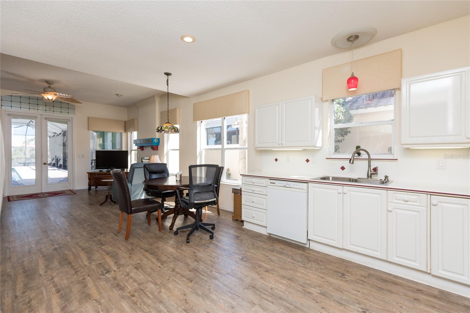6 LAGUNA CT