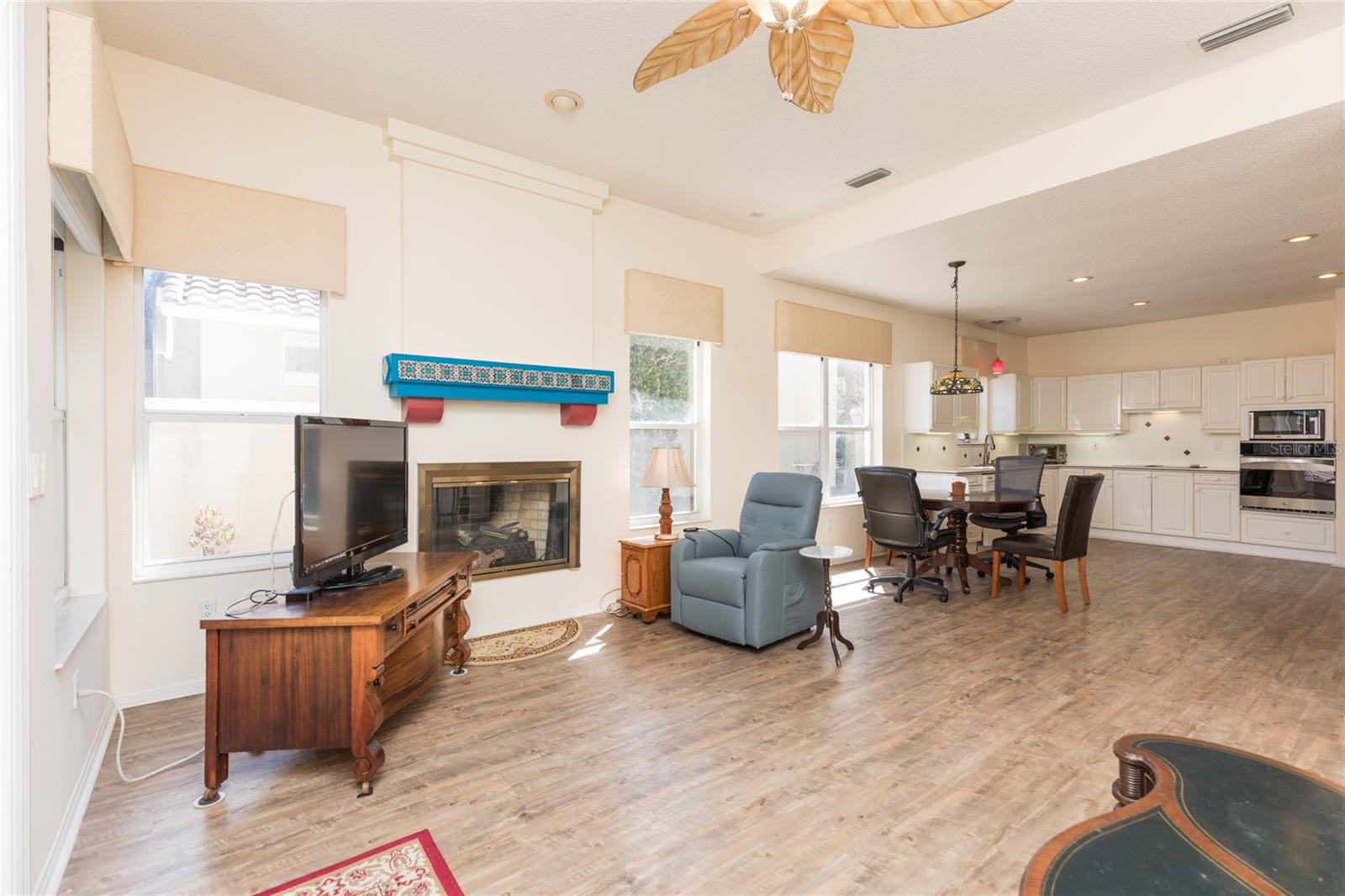 6 LAGUNA CT