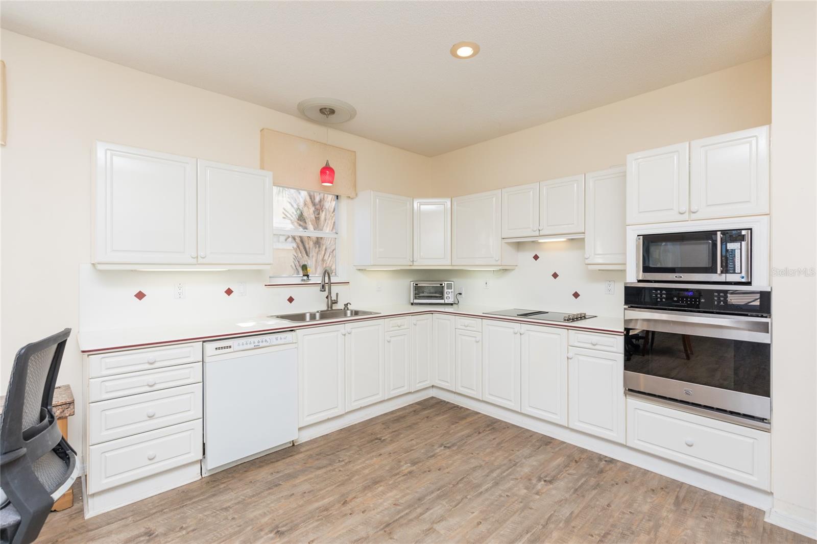 6 LAGUNA CT