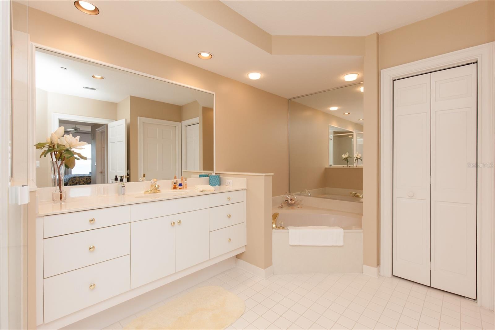 15 AVENUE DE LA MER #2406