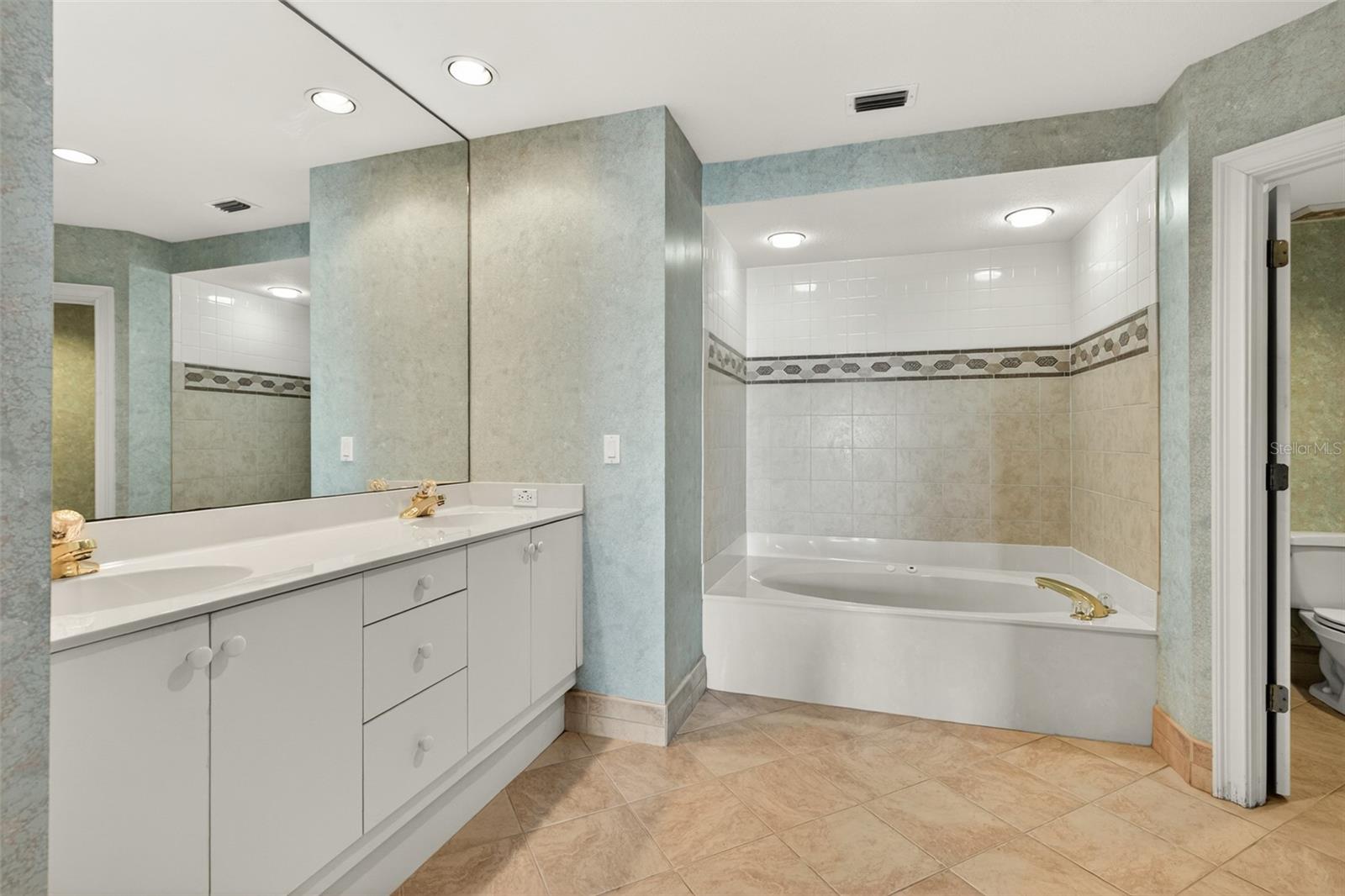 15 AVENUE DE LA MER #2305