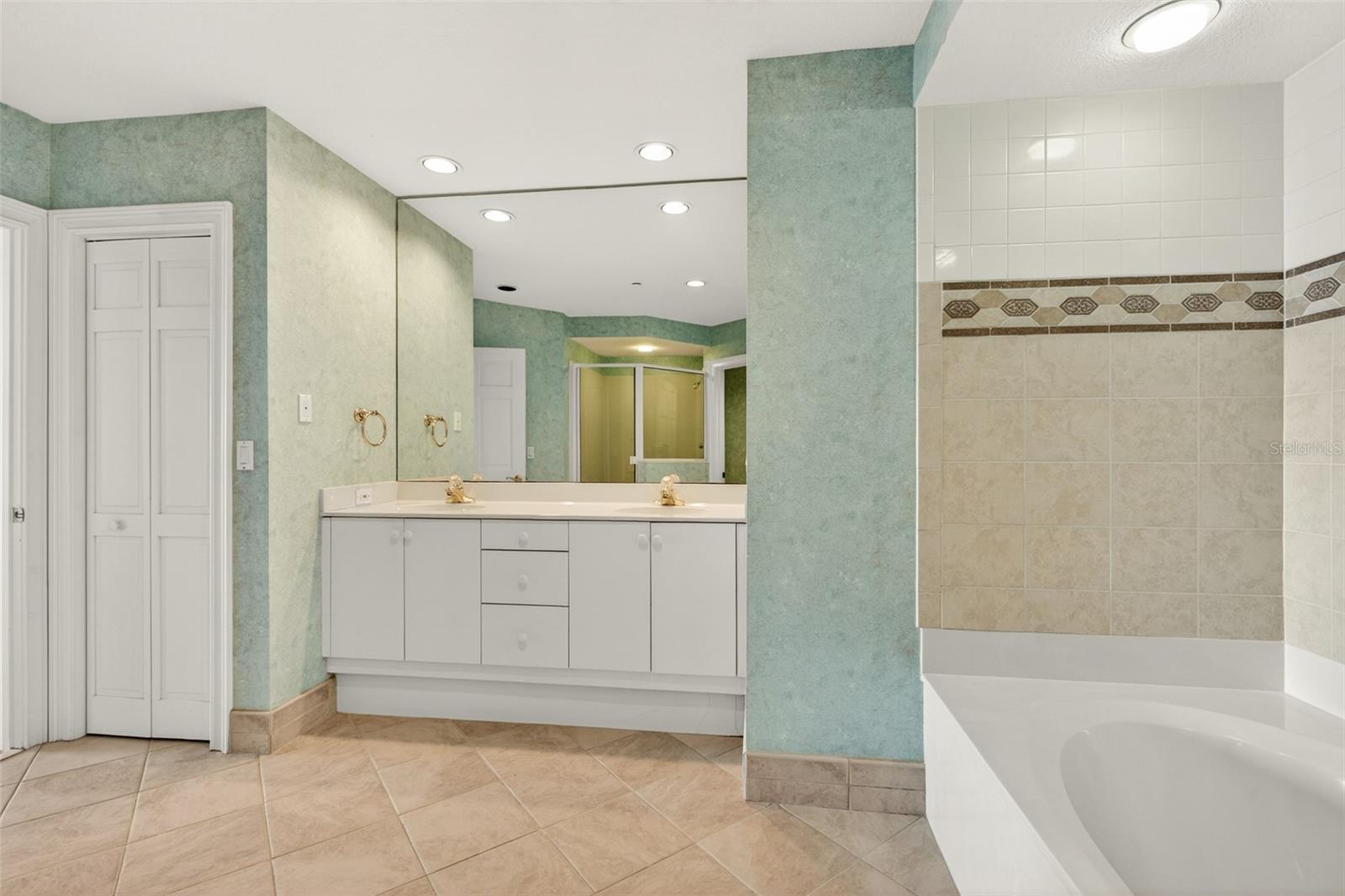 15 AVENUE DE LA MER #2305