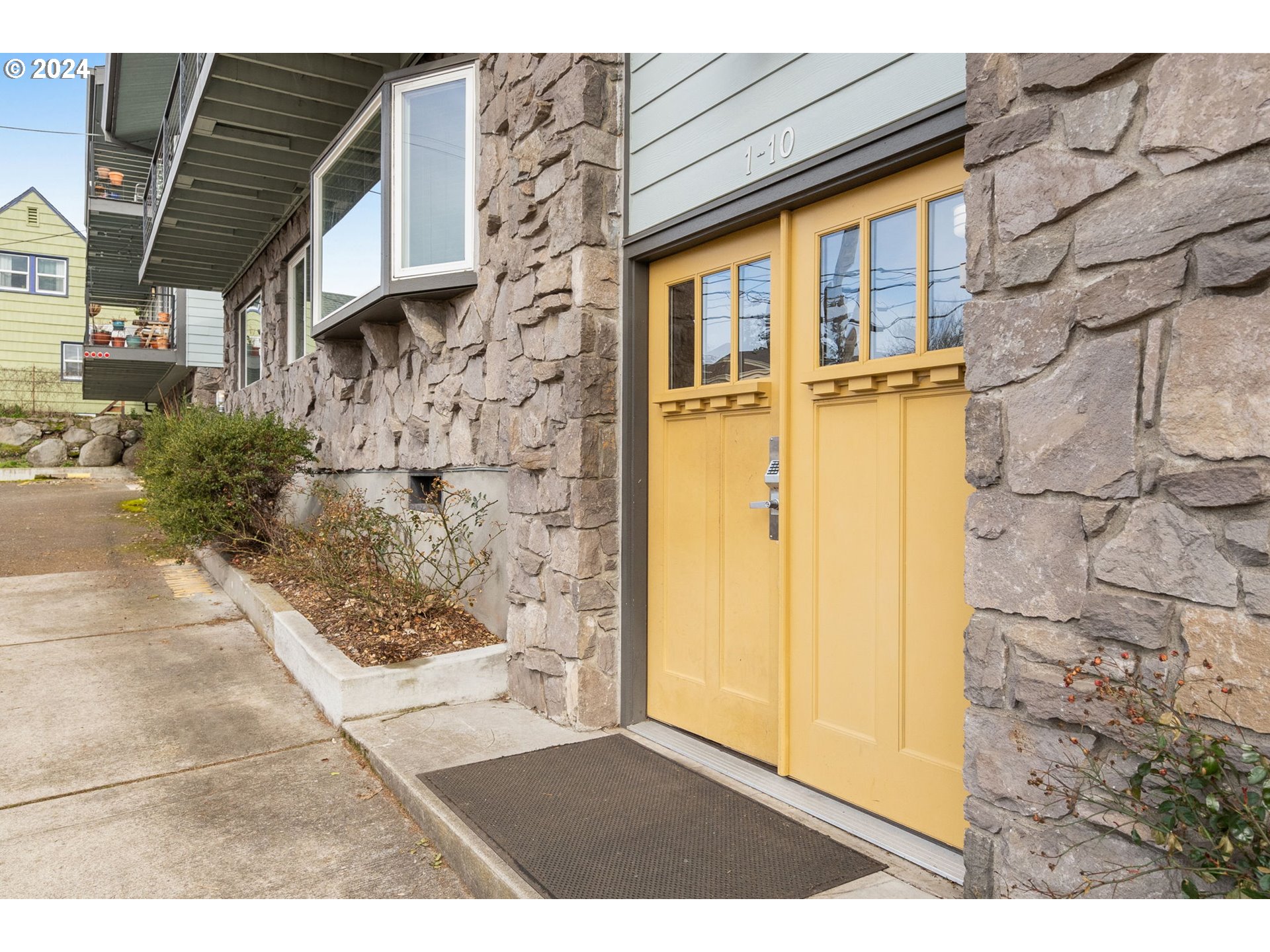 5715 NE SACRAMENTO ST 8