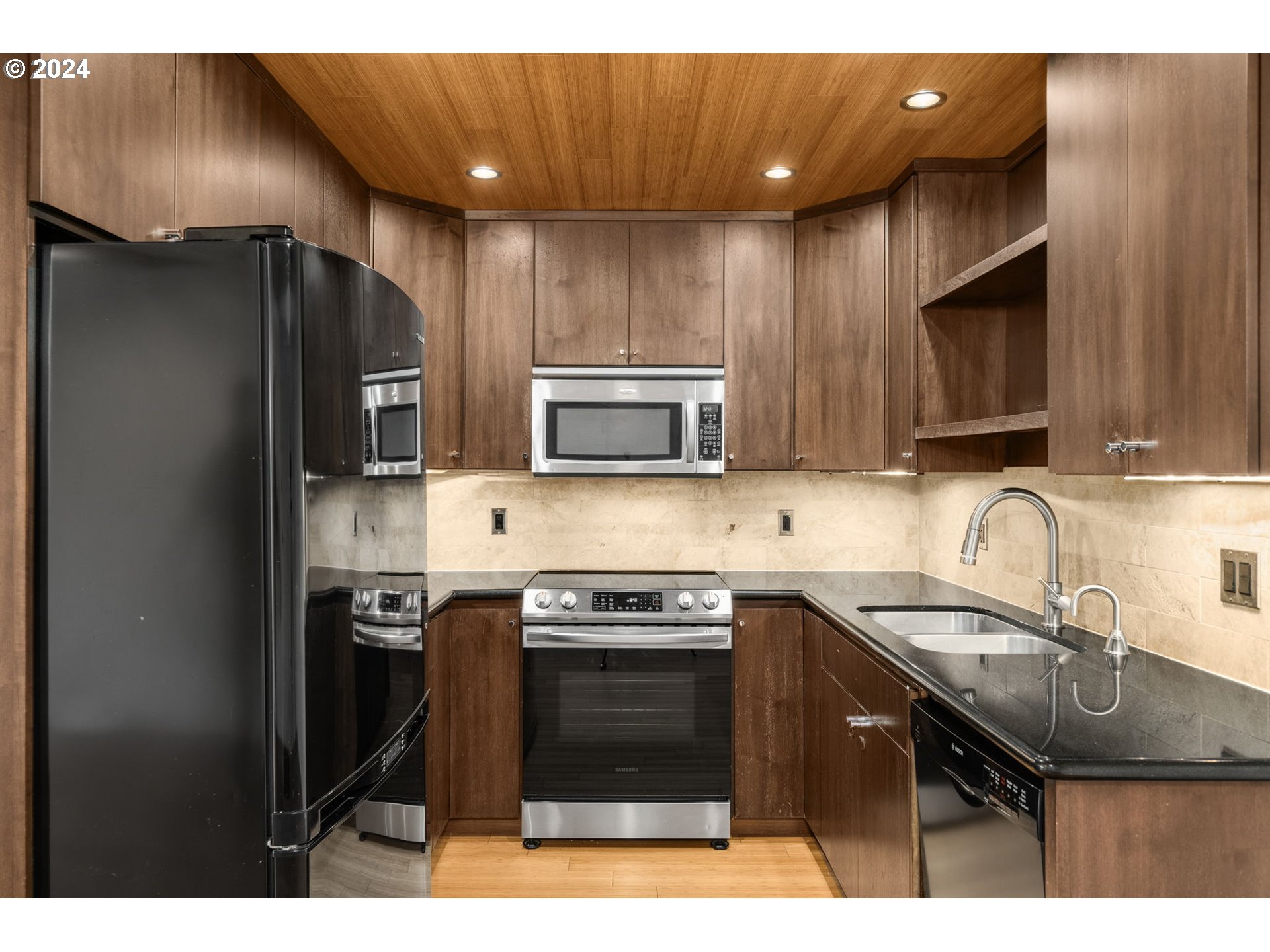 5715 NE SACRAMENTO ST 8