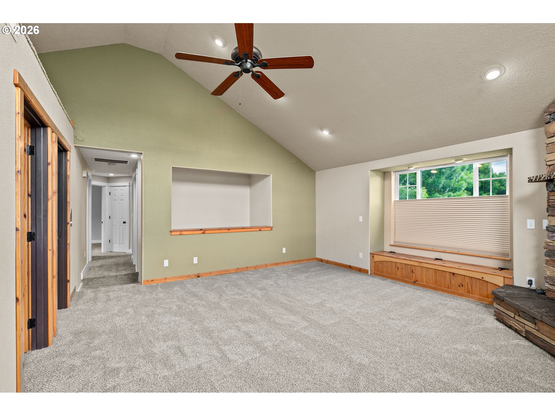 3220 N KNOLL DR