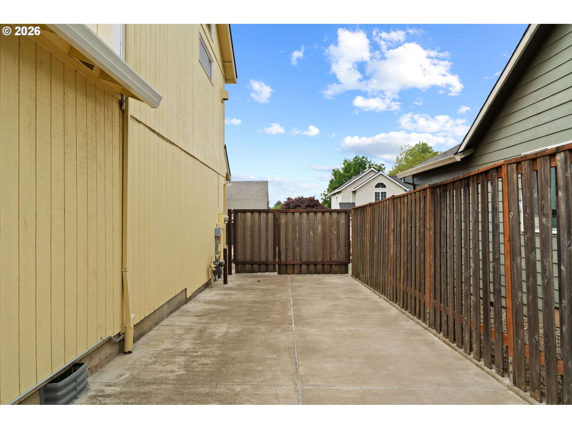 3220 N KNOLL DR