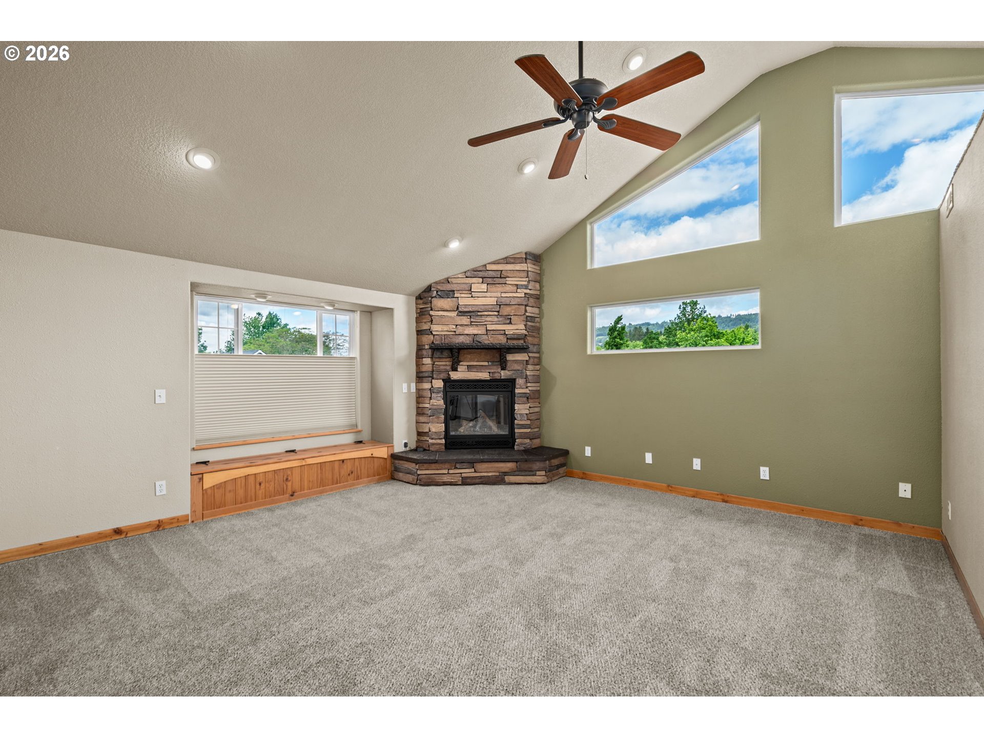 3220 N KNOLL DR