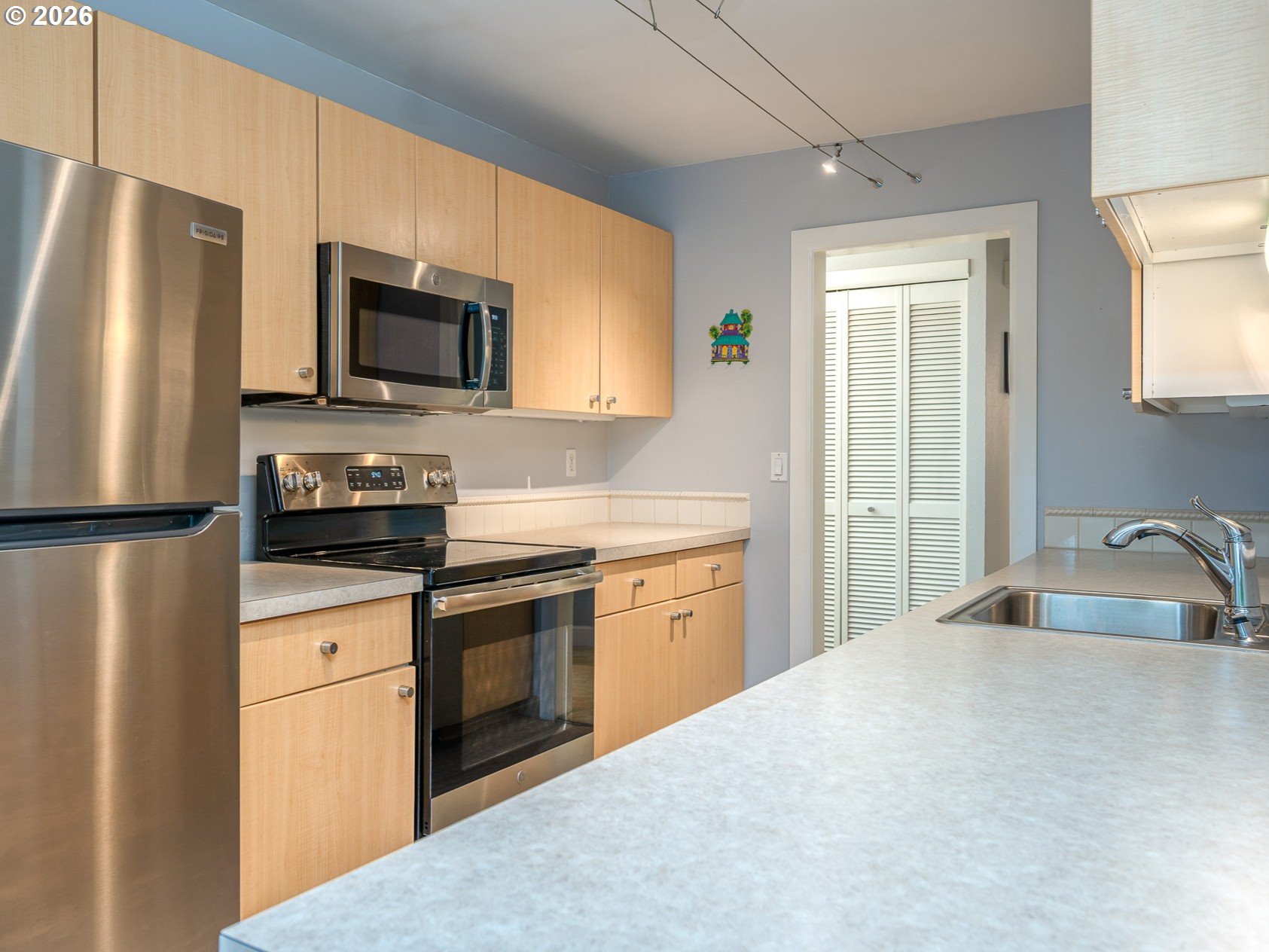 2211 SW PARK PL 102