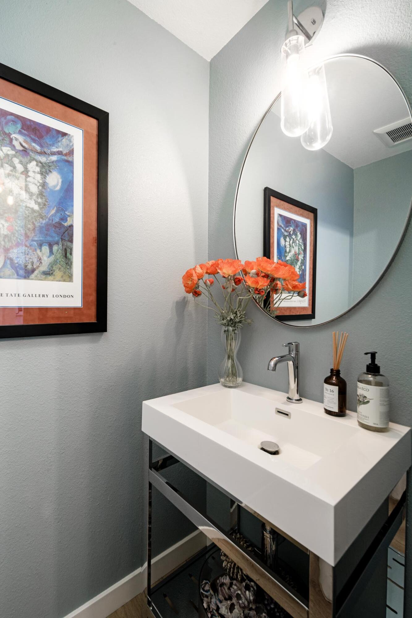 734 Calle De Los Amigos