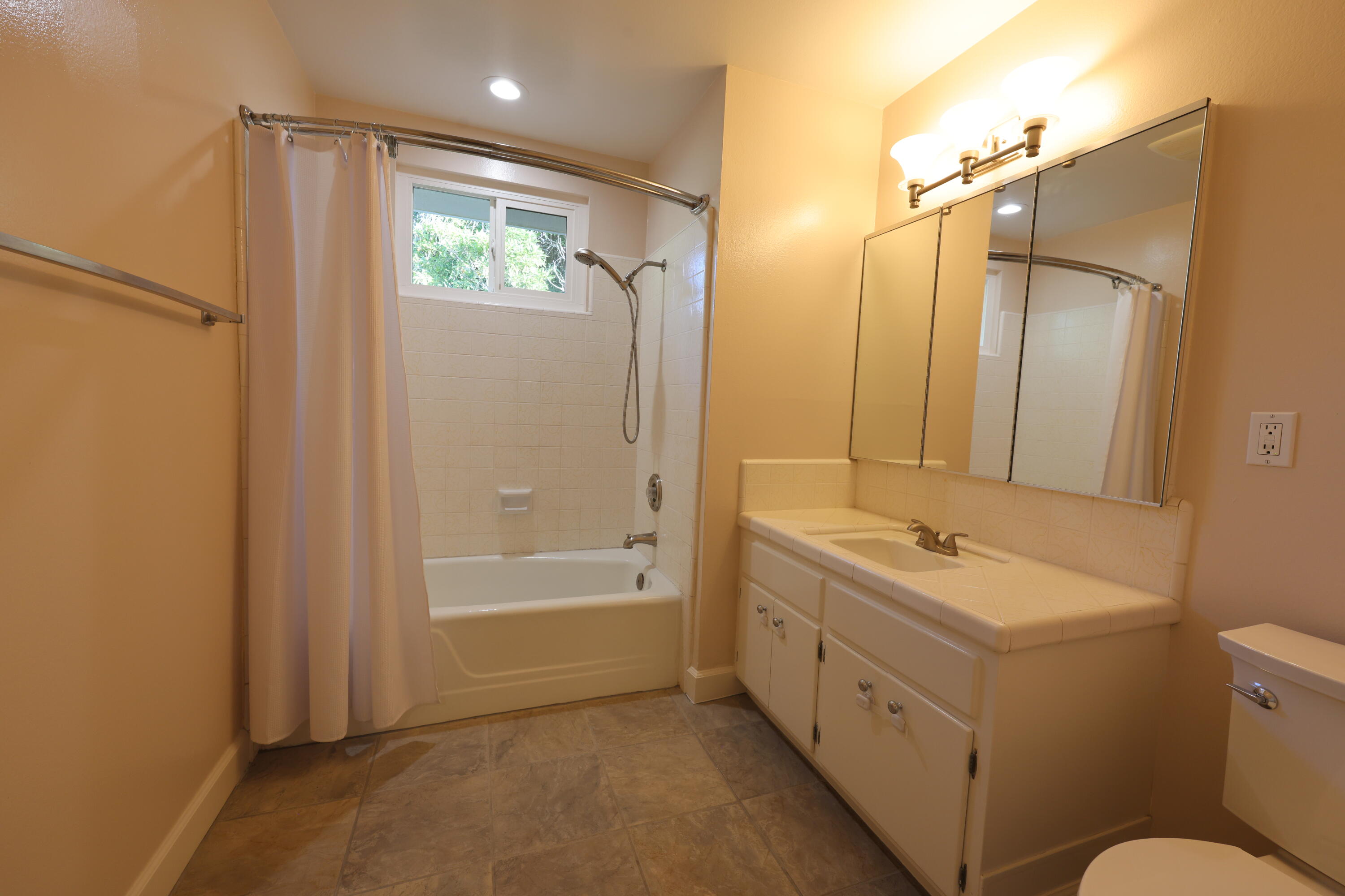 334 Consuelo Drive, B