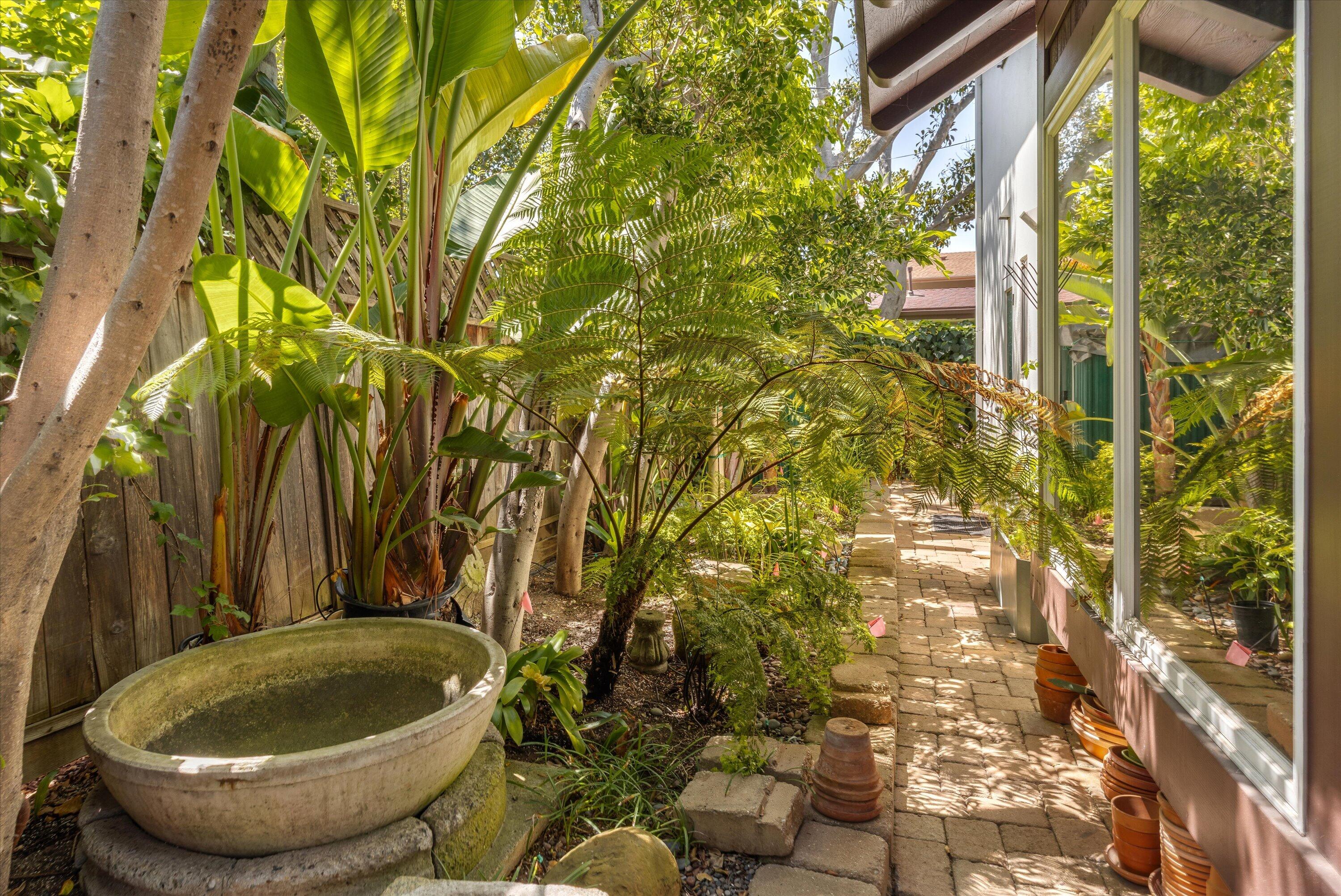 1715 De La Vina Street