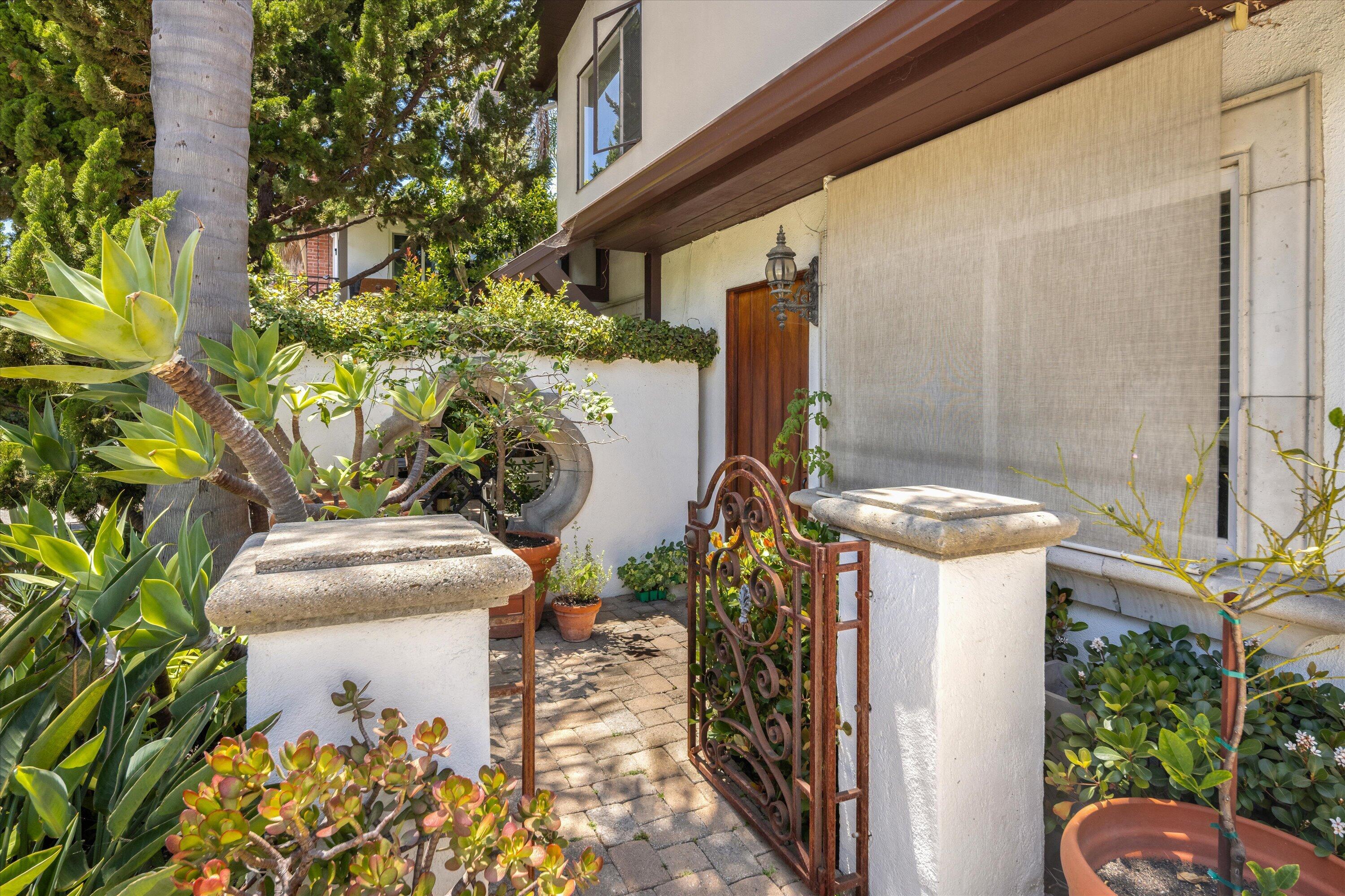 1715 De La Vina Street