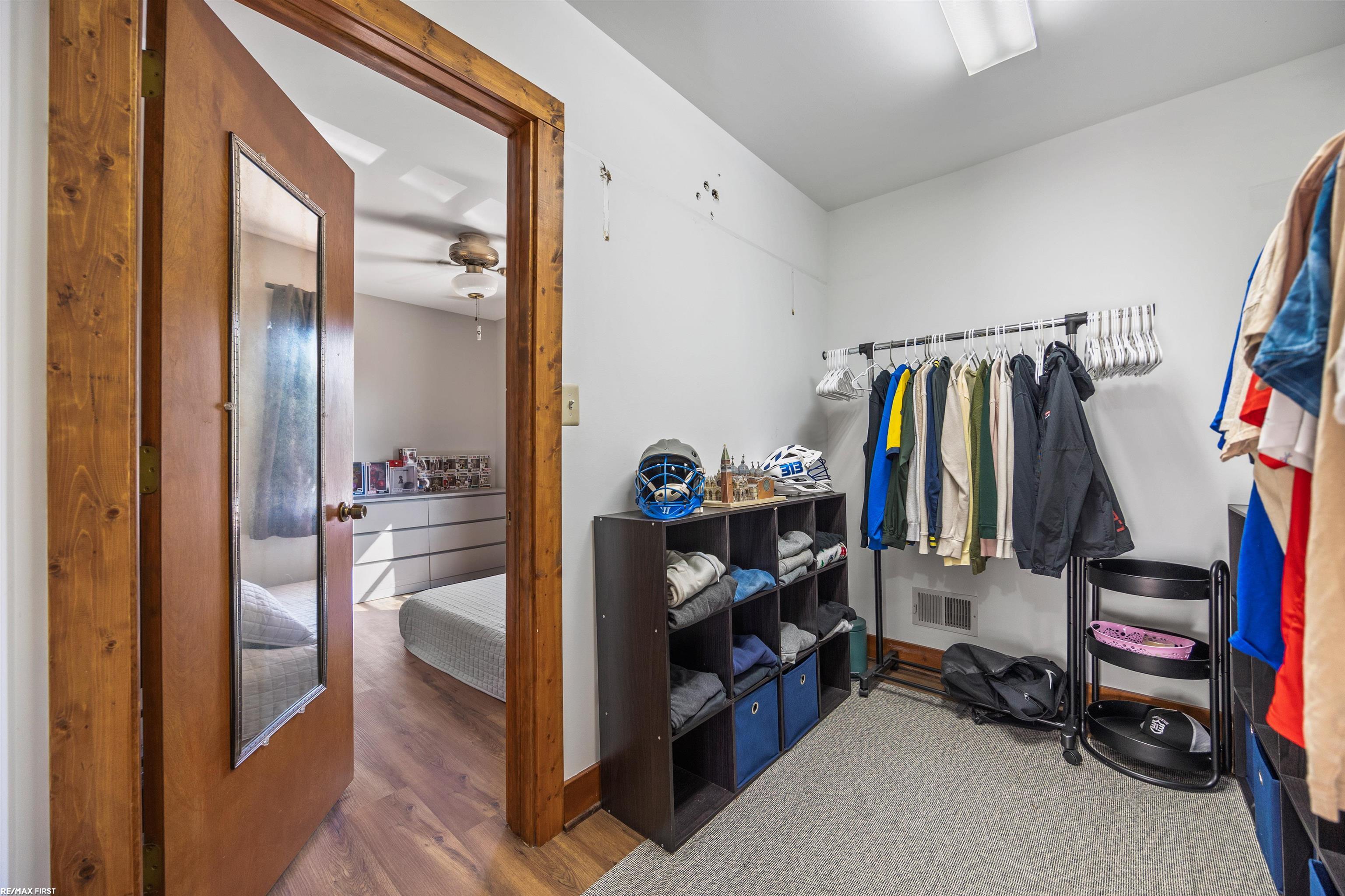 7706 Lindrath