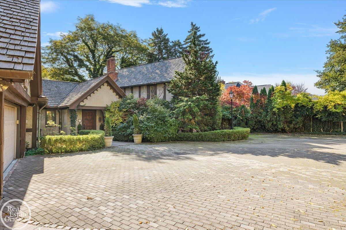 17680 E Jefferson Avenue